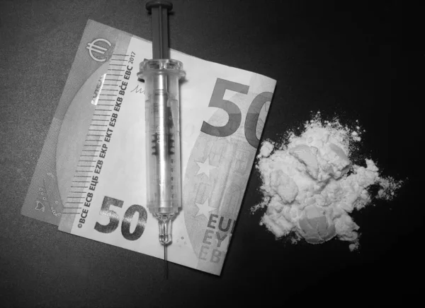 Vysokoúhlý Snímek Injekční Stříkačky Kokainem Stupních Šedi Penězi Černém Povrchu — Stock fotografie