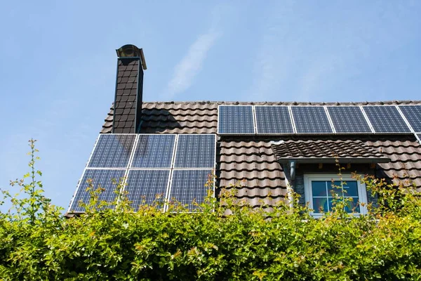 Dům Komínem Hnědou Střechou Černými Obdélníkovými Solárními Panely — Stock fotografie