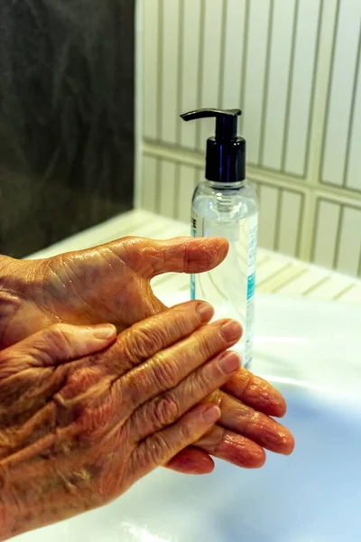 Una Persona Accuratamente Lavarsi Mani Strofinando Con Sapone Nel Lavandino — Foto Stock