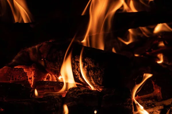 Gece Alevler Içinde Yanan Bir Odun Parçası Duvar Kağıtları Için — Stok fotoğraf