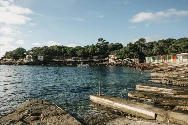 Beaucoup Vieilles Cabanes Sur Côte Mer Entourée Beaux Arbres Verts — Photo