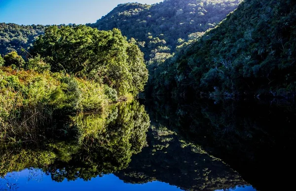 Una Vista Panoramica Sulle Verdi Montagne Coperte Lago Cristallo — Foto Stock