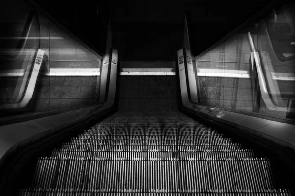 Anjo Alto Escala Cinza Atirado Escada Rolante Edifícios Modernos — Fotografia de Stock