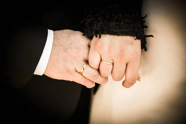 Close Tiro Casamento Casal Mãos Dadas — Fotografia de Stock