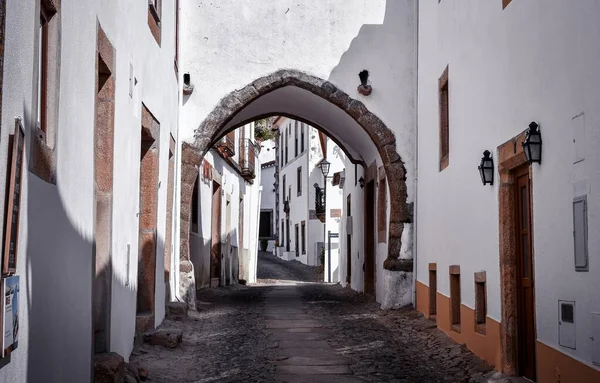 Uma Rua Estreita Vazia Rodeada Por Edifícios Brancos Marvao Portugal — Fotografia de Stock