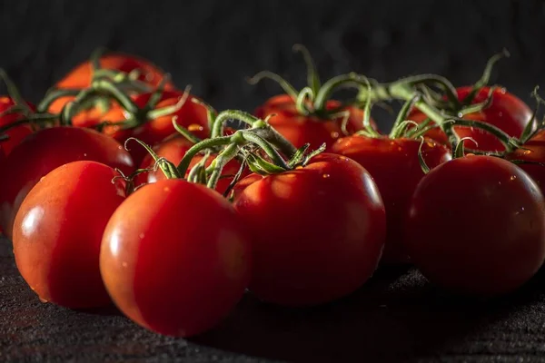 Eine Nahaufnahme Von Frischen Kirschtomaten Auf Schwarzem Hintergrund — Stockfoto