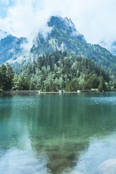 Hermoso Paisaje Lago Rodeado Vegetación Altas Montañas Rocosas —  Fotos de Stock