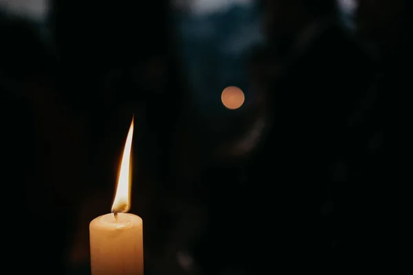 어두운 배경에서 촛불의 초점은 보케와 — 스톡 사진