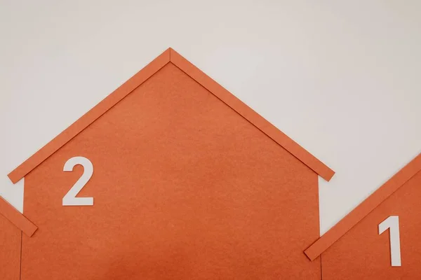 Een Close Shot Van Oranje Gekleurde Kartonnen Huizen Genummerd Een — Stockfoto
