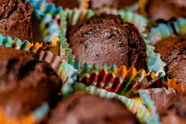 Primer Plano Deliciosos Cupcakes Chocolate Finos Papeles Colores —  Fotos de Stock