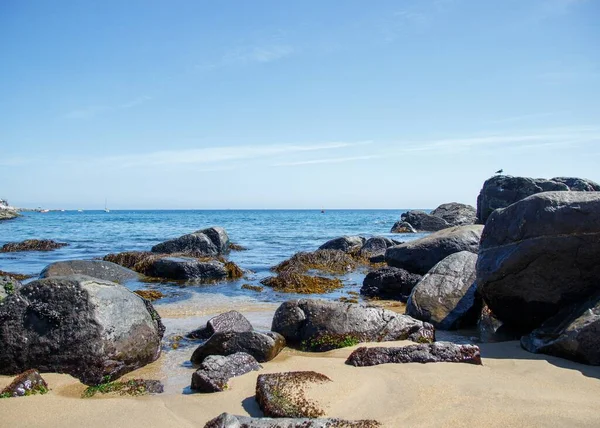 Rochas Costa Mar Dia Ensolarado — Fotografia de Stock