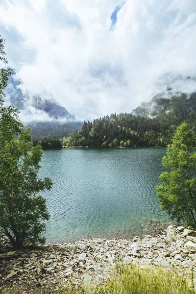 Plano Vertical Del Lago Rodeado Árboles Sobre Las Montañas —  Fotos de Stock