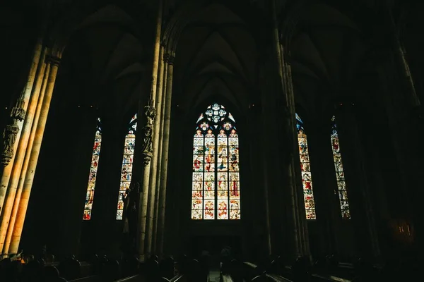 科隆大教堂的内部被德国科隆的绘画所覆盖 — 图库照片