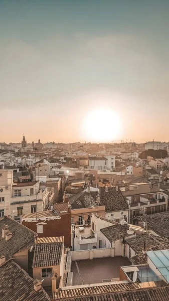 Een Verticale Antenne Opname Van Een Stadsgezicht Onder Het Zonlicht — Stockfoto