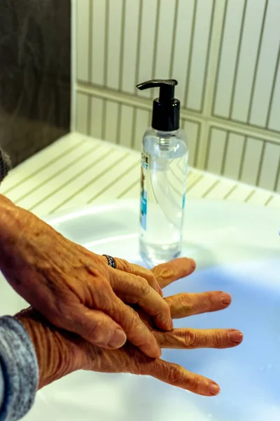 Een Persoon Grondig Wassen Handen Wrijven Met Zeep Gootsteen Voor — Stockfoto