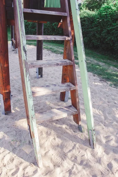 Μια Κάθετη Λήψη Της Ξύλινης Σκάλας Στην Άμμο Ένα Πάρκο — Φωτογραφία Αρχείου