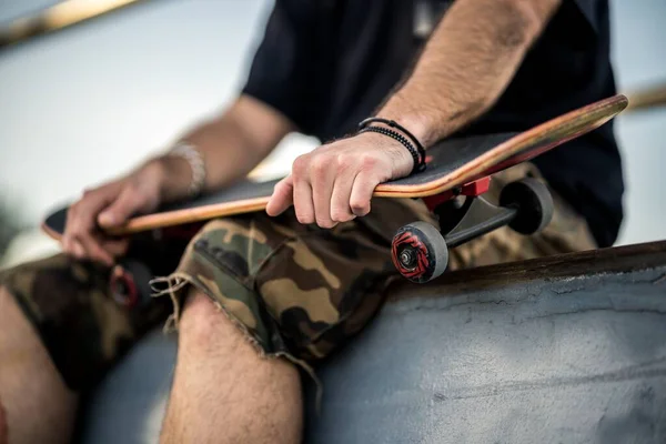 Homem Com Shirt Preta Calções Segurando Skate Preto Joelhos — Fotografia de Stock