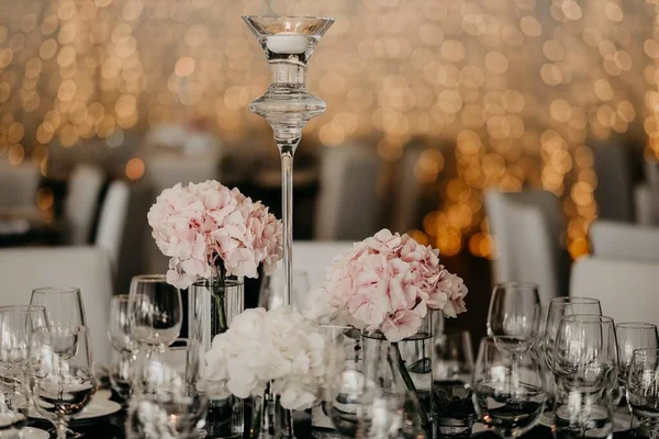 Een Landschap Shot Van Prachtige Tafel Vol Glazen Roze Bloemen — Stockfoto