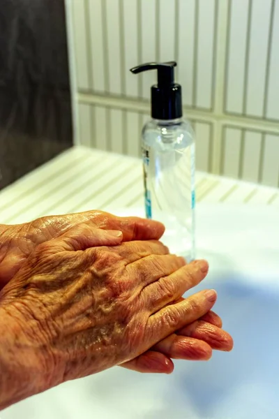 Una Persona Accuratamente Lavarsi Mani Strofinando Con Sapone Nel Lavandino — Foto Stock