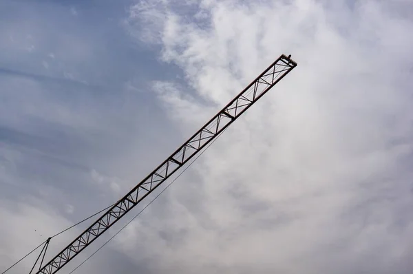 Low Angle Shot Construction Crane Beautiful Cloudy Sky — Stock Photo, Image