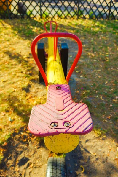 Tiro Vertical Uma Velha Garra Colorida Playground Durante Dia — Fotografia de Stock
