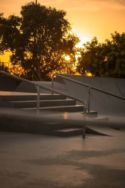 Algunas Escaleras Con Pasamanos Puesta Sol Horizonte Visto Entre Los — Foto de Stock