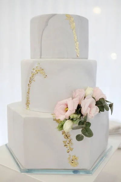 Eine Vertikale Aufnahme Einer Weißen Hochzeitstorte Die Mit Schönen Rosa — Stockfoto