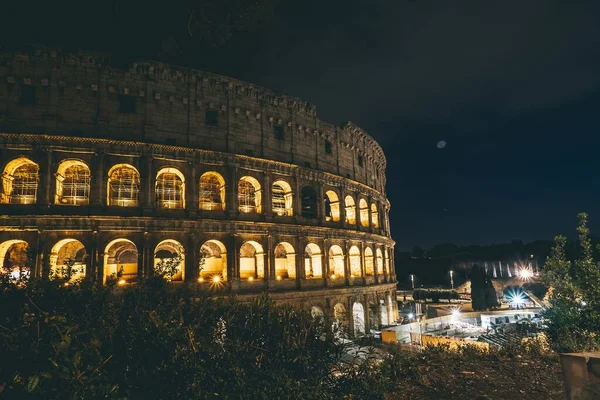 Kolezyum Gece Roma Ağaçlar Işıklarla Çevrili — Stok fotoğraf