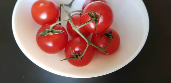 Duże Ujęcie Kąta Pomidorów Wiśniowych Białej Płycie — Zdjęcie stockowe