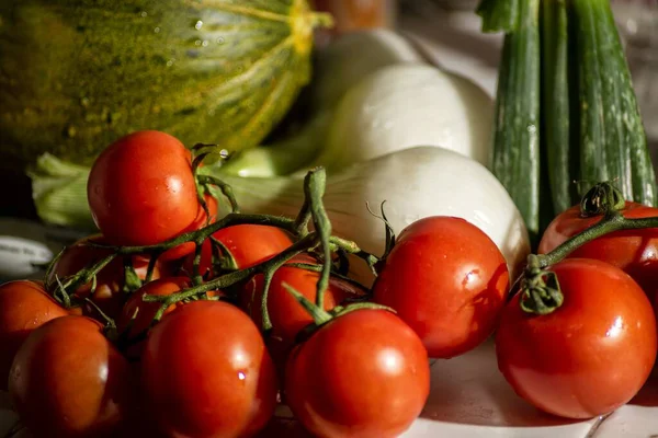 Närbild Färska Tomater Vitlök Pumpa Och Andra Grönsaker Bordet — Stockfoto