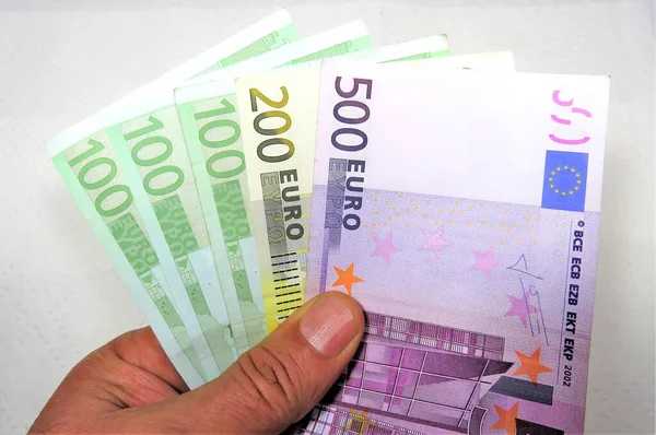 Een Persoon Die Eurobankbiljetten Tegen Een Witte Achtergrond Aanhoudt — Stockfoto