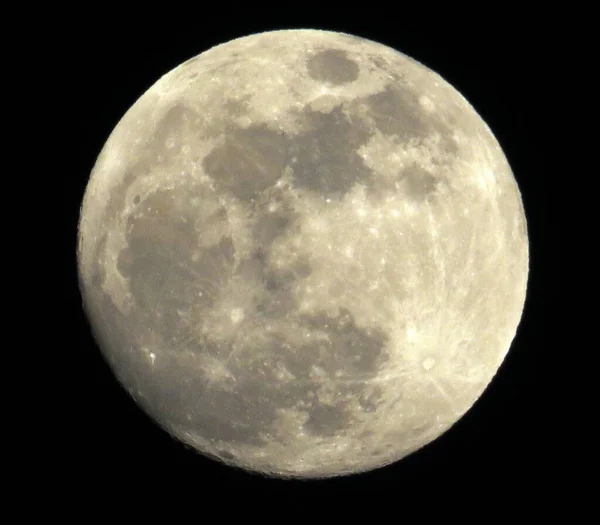 黑色背景上的白色满月 — 图库照片