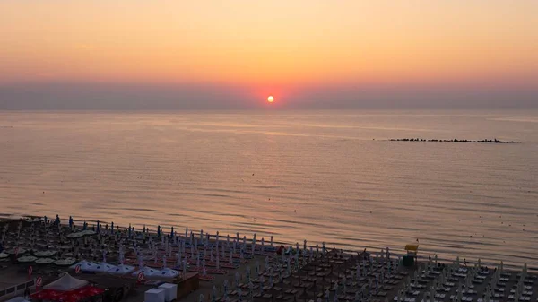 Eine Wunderschöne Szenerie Des Sonnenuntergangs Über Dem Friedlichen Meer — Stockfoto