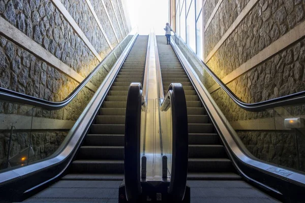 Eine Flache Aufnahme Einer Person Die Tagsüber Die Rolltreppe Hochsteigt — Stockfoto