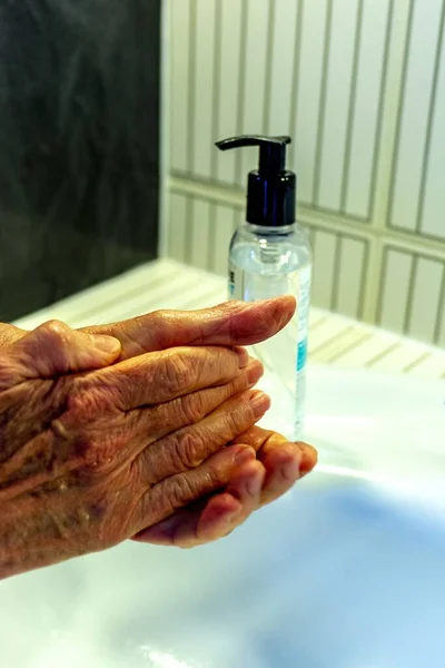 用肥皂彻底洗手的人 用肥皂在洗碗槽中揉搓双手以保护考拉韦 — 图库照片