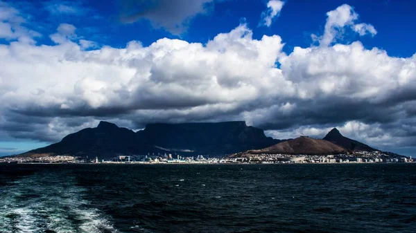 Tiro Panorâmico Montanhas Nas Nuvens Paisagem Marinha — Fotografia de Stock