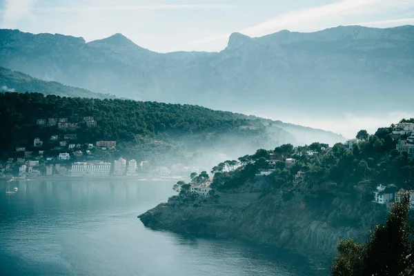 一个美丽的风景秀丽的山水与湖泊和建筑物与雾蒙蒙的背景 — 图库照片