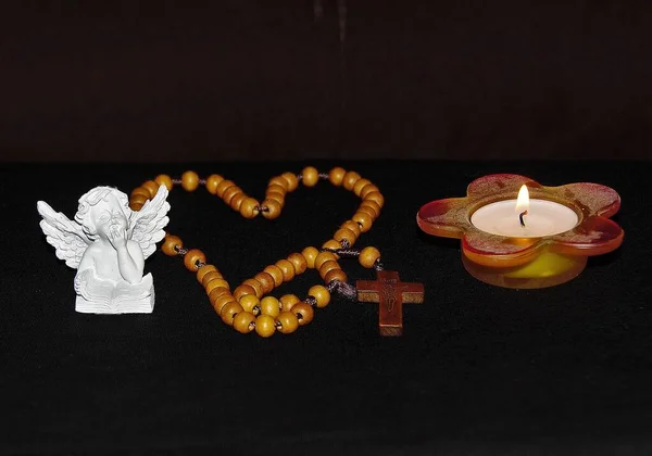 Zbliżenie Naszyjnika Kształcie Serca Chrześcijańskiego Krzyża Wraz Postacią Anioła Świecą — Zdjęcie stockowe