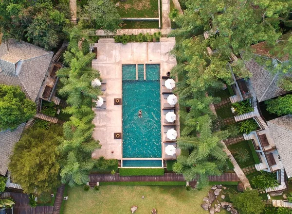 Tiro Suspenso Homem Nadando Piscina Cercado Por Árvores Imagens De Bancos De Imagens