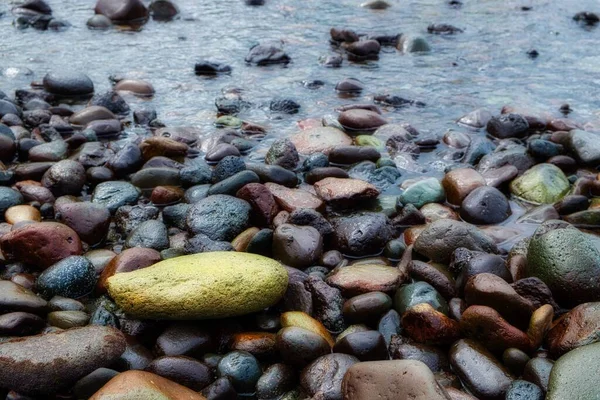 Denizde Farklı Boyutlarda Bir Sürü Kaya Var — Stok fotoğraf
