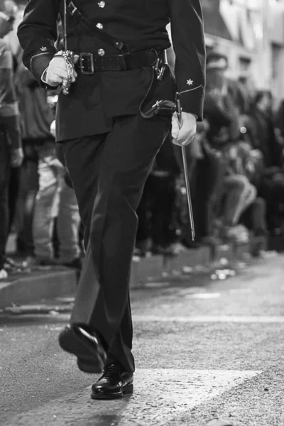 Üniformalı Bir Askerin Dikey Gri Tonda Resmi Geçit Töreninde — Stok fotoğraf