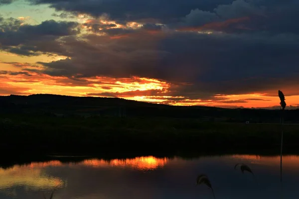 Den Hisnande Utsikten Över Solnedgången Den Vackra Molniga Himlen Över — Stockfoto