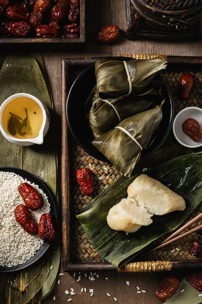 Primer Plano Vertical Preparación Albóndigas Arroz Con Hojas Plátano — Foto de Stock