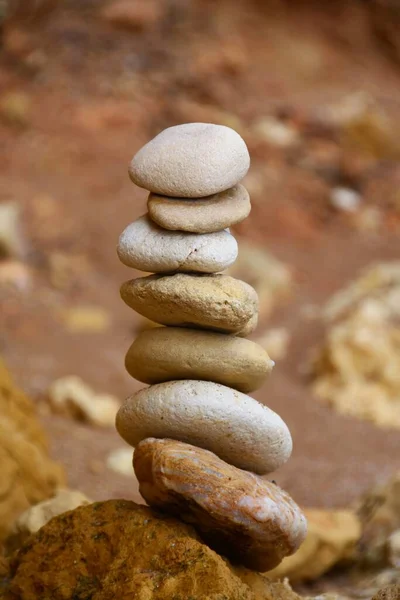 Plano Vertical Una Pirámide Piedras Colocada Equilibrio Concepto Equilibrio Armonía —  Fotos de Stock