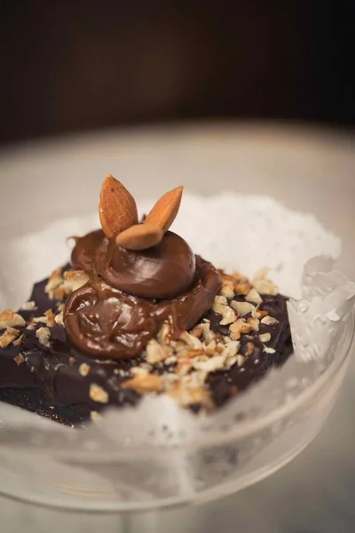 Вертикальный Снимок Шоколадного Десерта Орехами Стеклянной Тарелке — стоковое фото