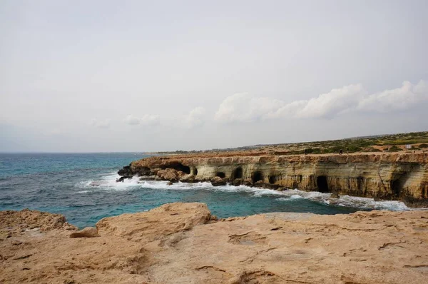 Spiaggia Vicino Mare Grotte Durante Giorno Ayia Cipro — Foto Stock