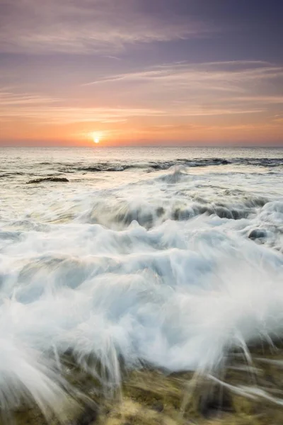 Plan Vertical Des Vagues Envoûtantes Océan Sous Ciel Violet Pêche — Photo