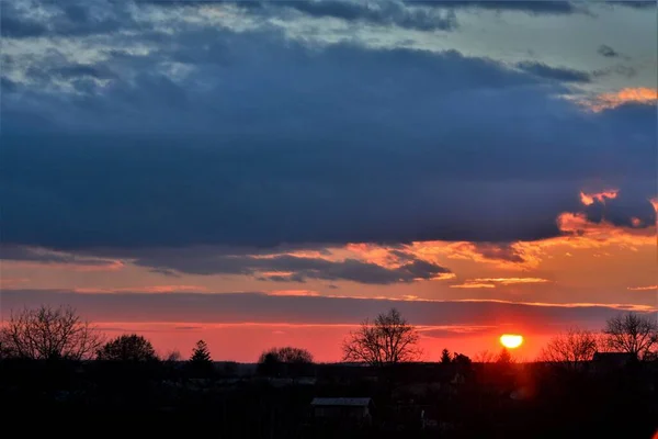 Hermoso Paisaje Puesta Sol Sobre Las Siluetas Los Árboles — Foto de Stock