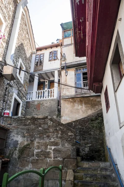 Tiro Ângulo Baixo Fachada Das Casas Pitorescas Velhas Capturadas Espanha — Fotografia de Stock