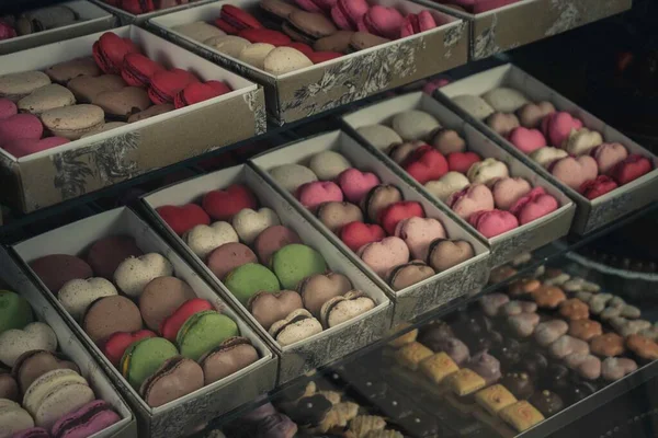 Tiro Ângulo Alto Macaroons Forma Coração Loja — Fotografia de Stock